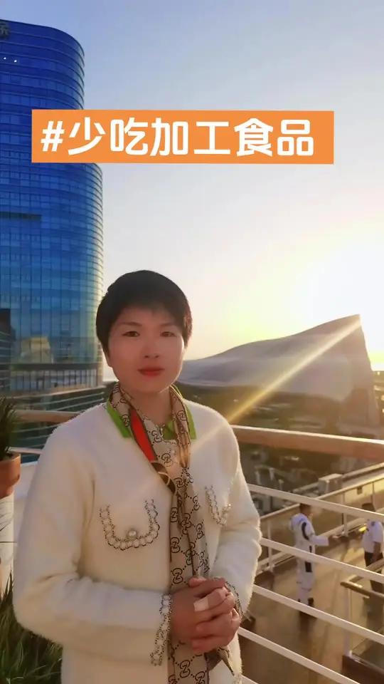 精制的加工食品，比如白米饭 挂面 馒头，容易升血糖还容易胖，建议多吃些全谷物：糙米 黑米 