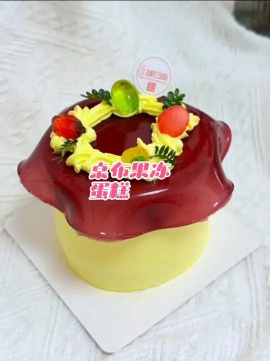 被这款「造型可爱的小蛋糕」狠狠拿捏 镜面淋面+奶油花环+多彩糖珠 一口下去，把快乐直接拉满