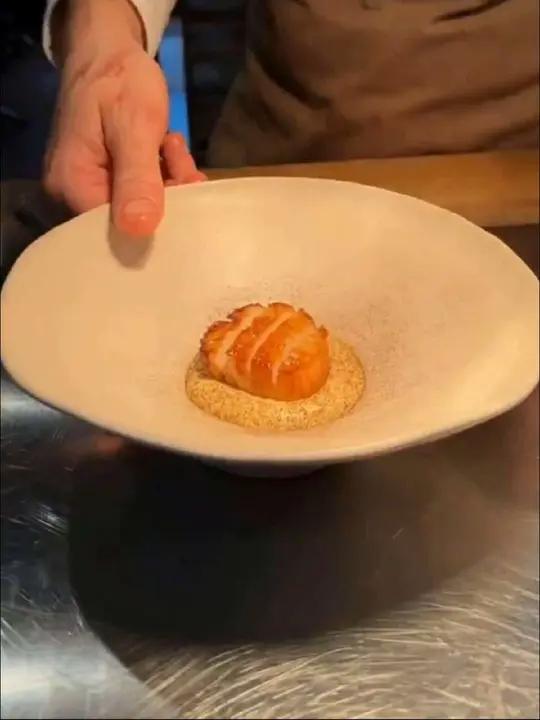 这种风格的现代中餐强调突出食物本身的品质和色泽,通过简洁的摆盘和搭配适宜的器皿,营造出一种