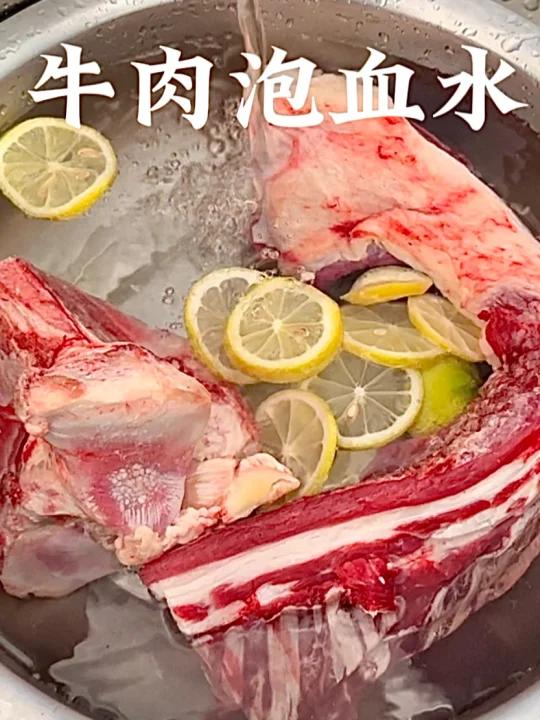 越南和粉煮汤之前先泡肉,肉泡好了煮的汤清