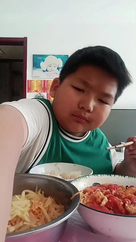 今天我给我孙子炒的土豆丝还有西红柿炒鸡蛋