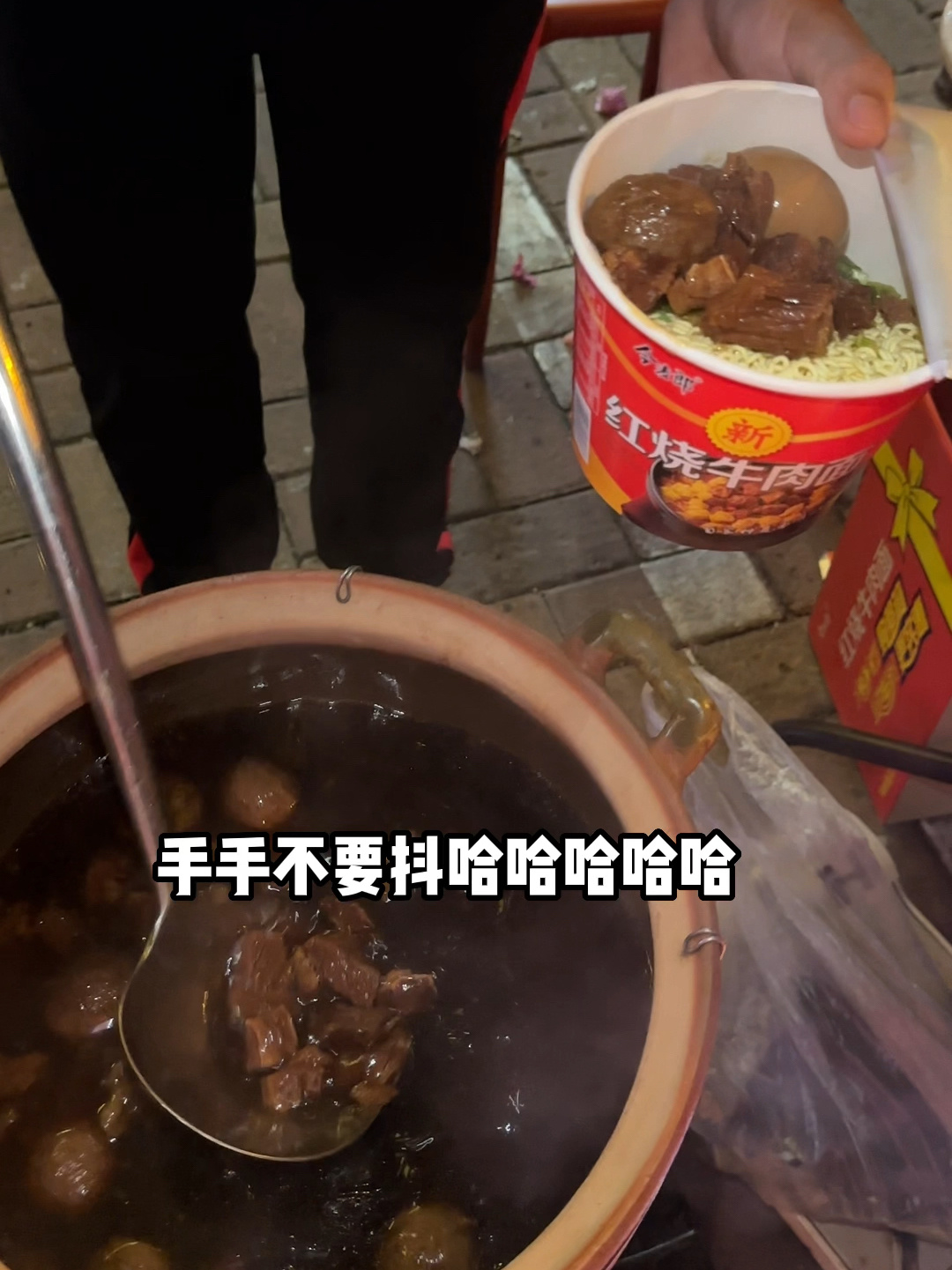 南宁25r路边摊红烧牛肉面,肉给得好多