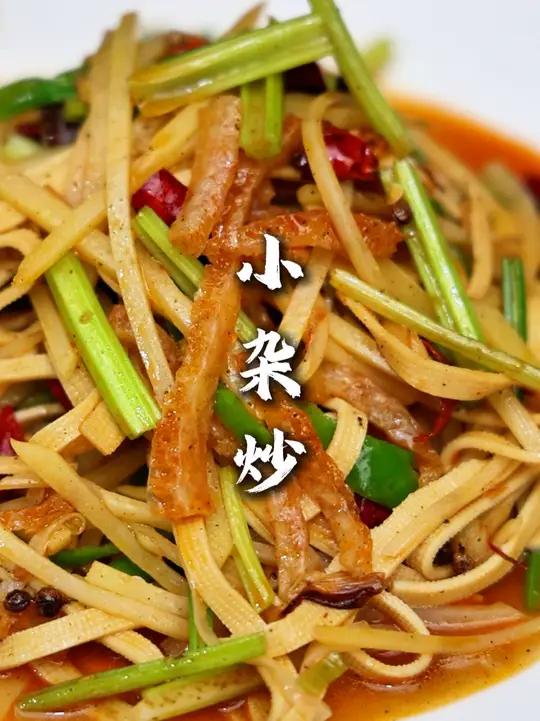小杂炒 一道口感丰富的小素炒菜,最后带点羊油的香味,味道办肆的很!