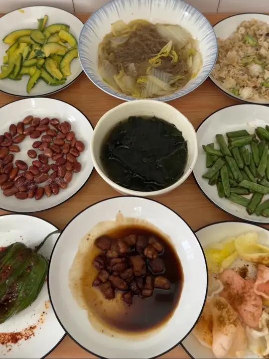 一个月生活费200,一块五花肉做了八菜一汤