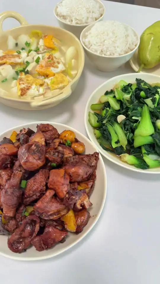 今天跟我女朋友生活化减脂吃的是小鸡炖蘑菇,娃娃菜豆腐汤,炒青菜,加上白米饭,饭后水果是小香