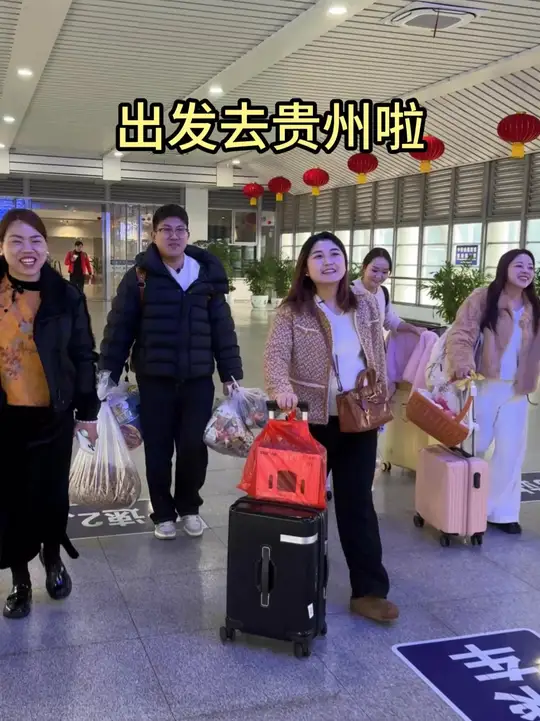 一大早公公婆婆爸爸知道我要出差,特地起一大早给我们准备了丰盛的早餐,水果都给我们串了起来,