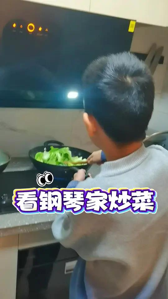 钢琴家炒菜没见过吧 爸爸教橙子炒菜,切菜,凉拌,洗碗,等他未来一个人出来工作的时候一定会想