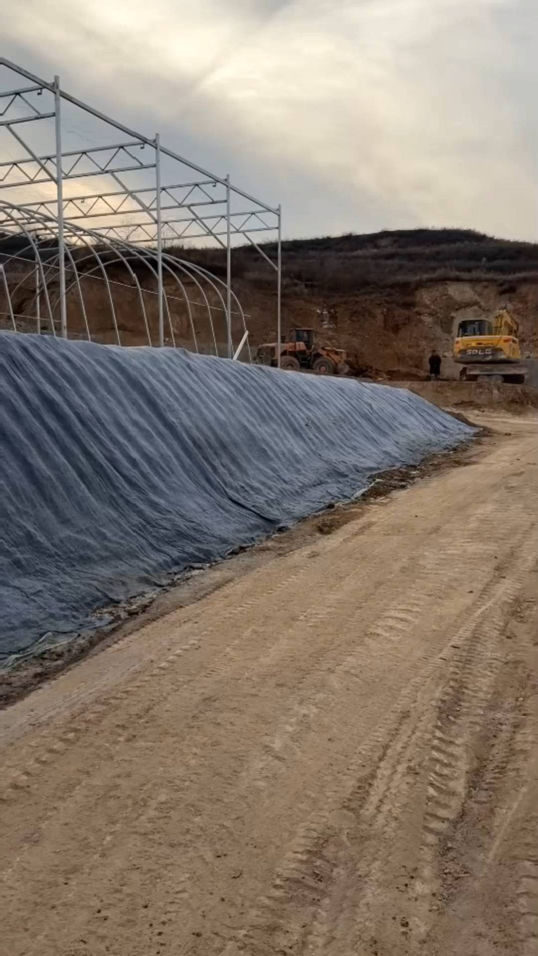 蔬菜大棚种植基地护坡施工现场