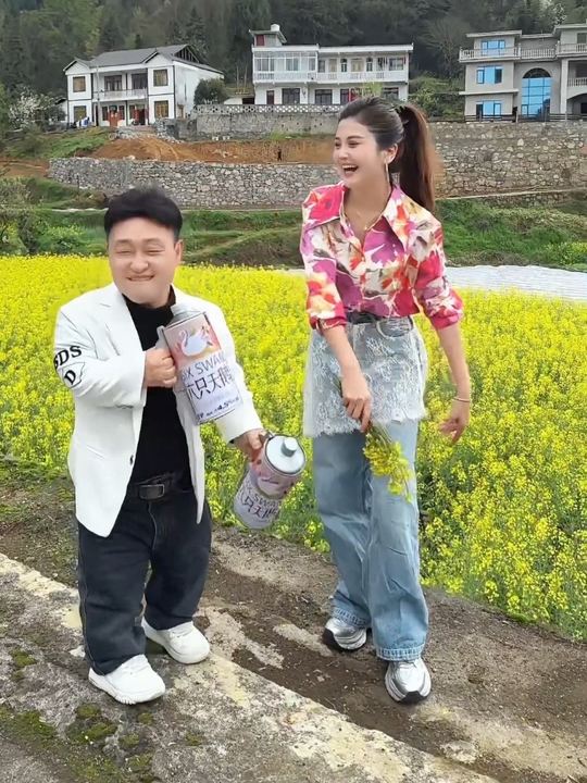 推开门便是油菜花田，这治愈感拉满