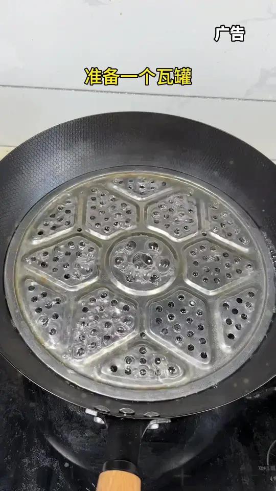 用瓦罐炖出来的鸡蛋羹又嫩又丝滑,给布丁一样,简单好吃又营养,孩子可喜欢吃了!