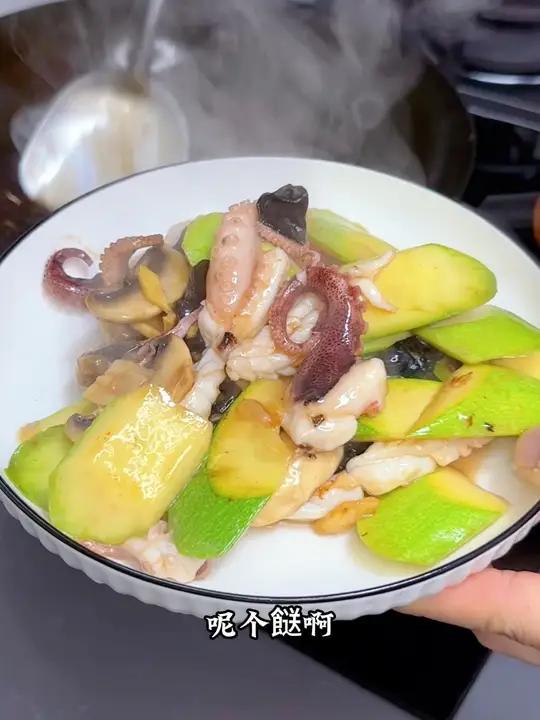 简单的美味家庭小菜翠玉瓜炒鲜鱿
