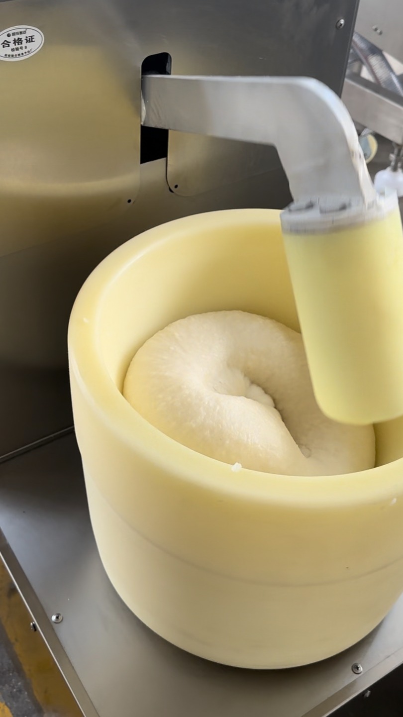 科技改变生活,自动糍粑机分团拍扁