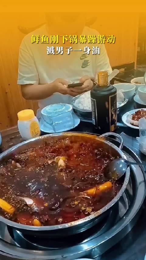 鲜鱼刚下锅就开始在火锅中游泳了「鲜鱼刚下锅暴躁游动溅男子一身油,于先生:鱼都是经过处理的,