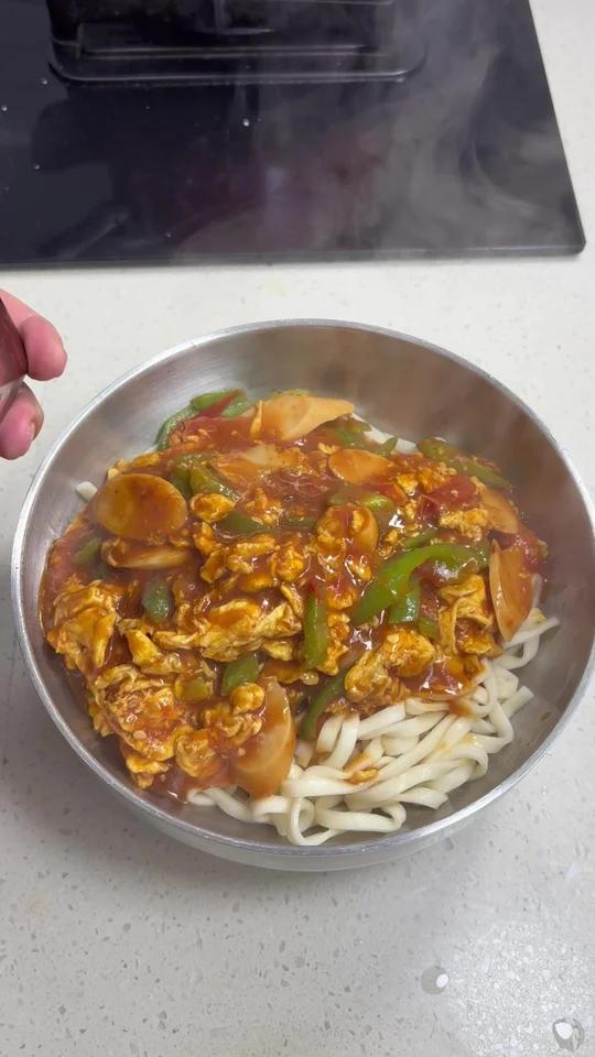 5分钟就可以搞定的西红柿青椒鸡蛋拌面