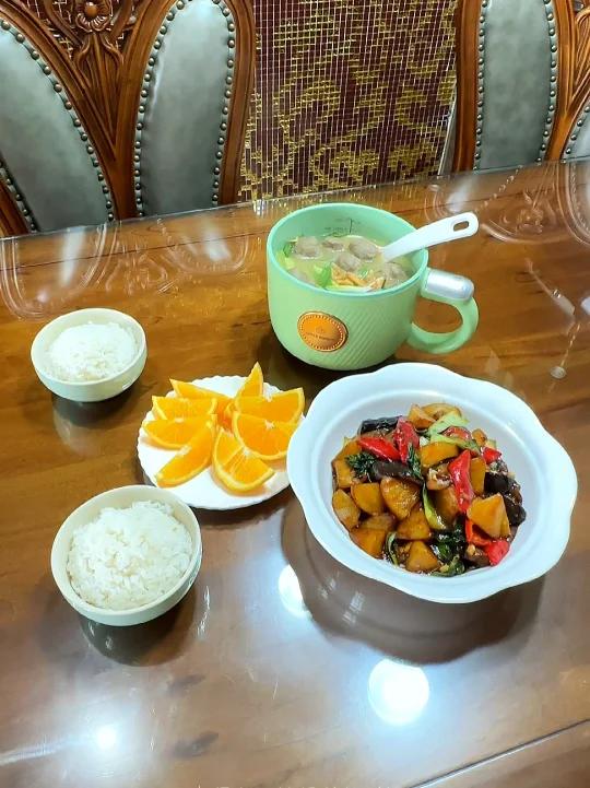 花了不到十块钱做了一大盘家庭版地三鲜冬瓜丸子汤,做法简单又好吃,儿子吃的超级香