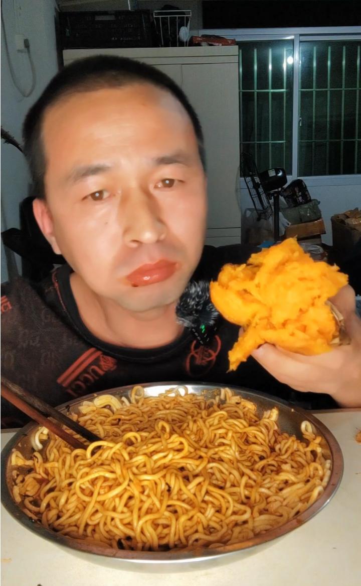 浅尝下康师傅火鸡面,怎么说呢?一言难尽啊,哈哈