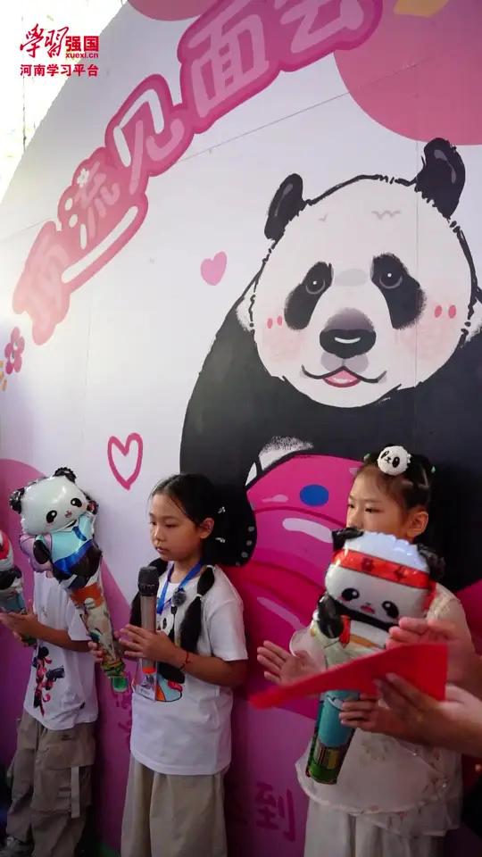 可爱暴击！「河南大熊猫灵岩狂炫生日大餐」今天（8月18日）是河南大熊猫灵岩的8岁生日，专属