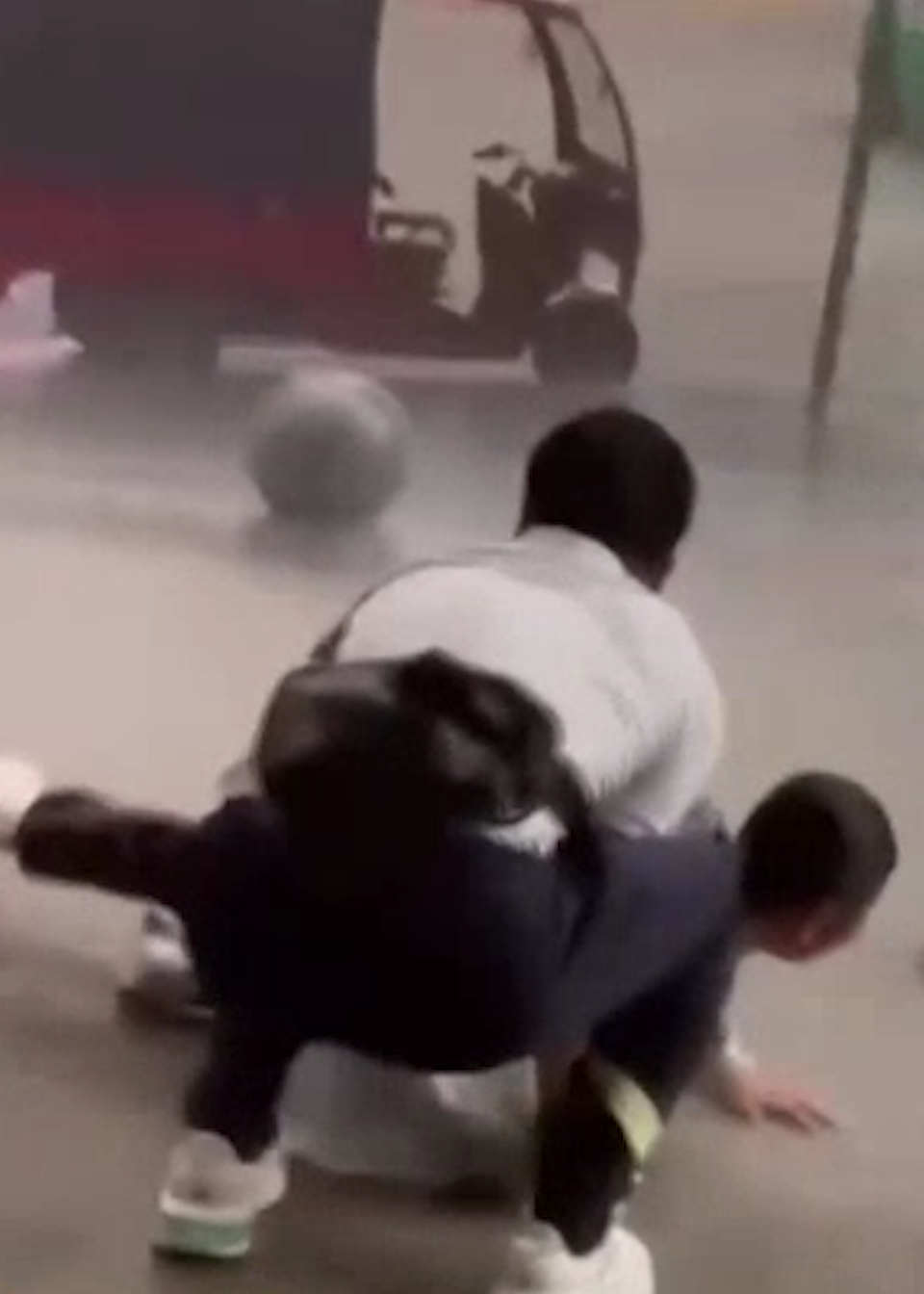 暖心!2名教师大风中救起老奶奶和小孩