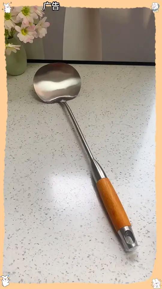 长柄不锈钢炒勺,不伤锅具,防烫手柄,能炒菜还能盛汤。不锈钢的材质,一体成型的,手柄厨房好物
