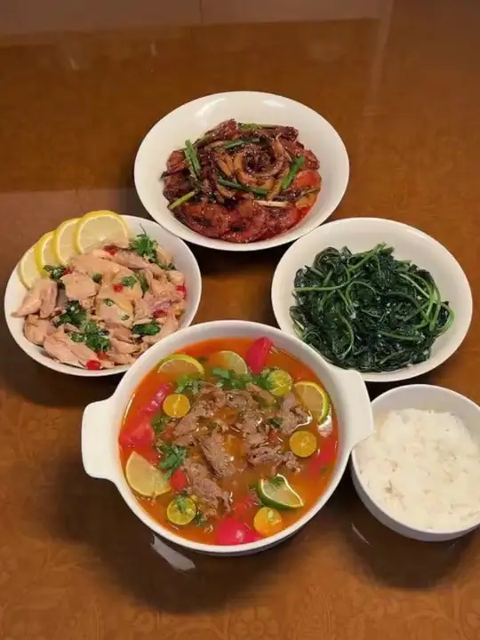 今天的饭菜:百香果酸汤牛肉、柠檬手撕鸡、干锅鱿鱼虾、清炒红薯叶