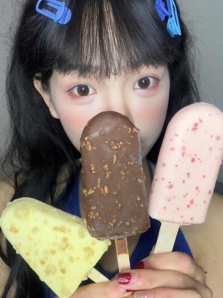 连炫三种口味的巧克力脆皮雪糕