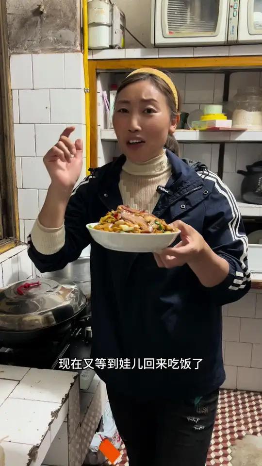 这盘笋子炒肉有腊肉有新鲜肉吃起来真的很好吃……香……笋尖又嫩又薄……竹笋 好吃不贵 好物推