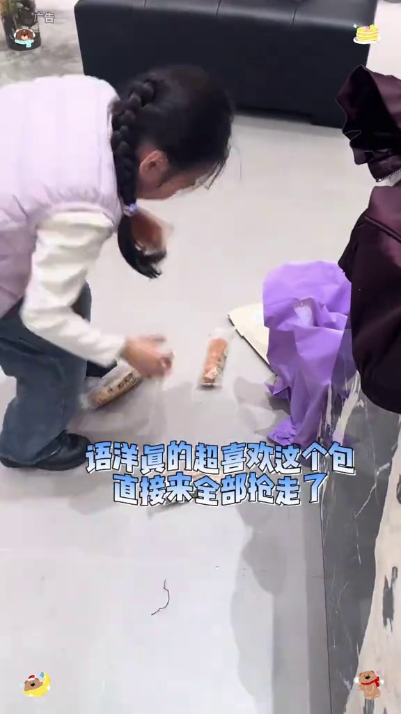 到手有8根哦!它家的红豆面包就是 陆陆续续也吃了别家的 真就没它家的好吃 红豆内馅很多 湿