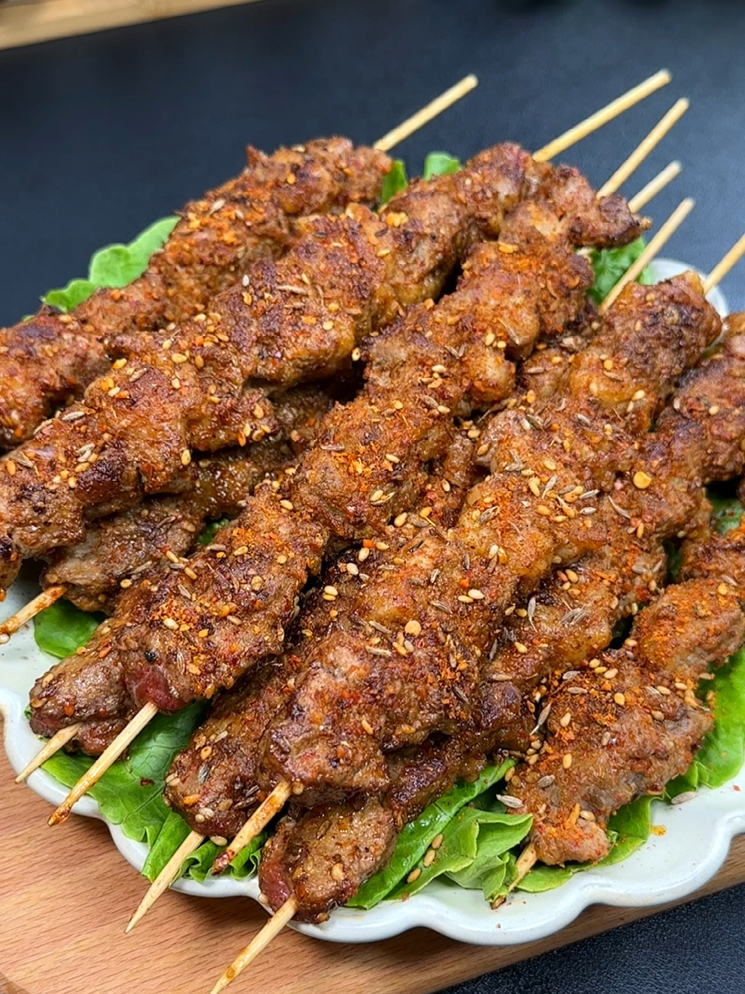 用平底锅或者电饼档做的羊肉串,比烤的还好吃,滋滋冒油,太香了