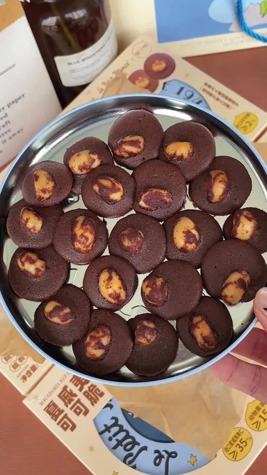 一口一个嘎嘣脆！真的太喜欢小王子家限定坚果可可脆了！酥酥脆脆一口一个根本停不下来！太太太好