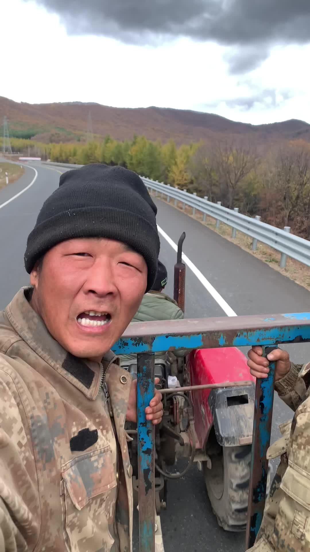 记录真实生活 天气冷了 干起活来还热 中午吃点泡面 暖和暖和 生活不易 像我们这样的人太多