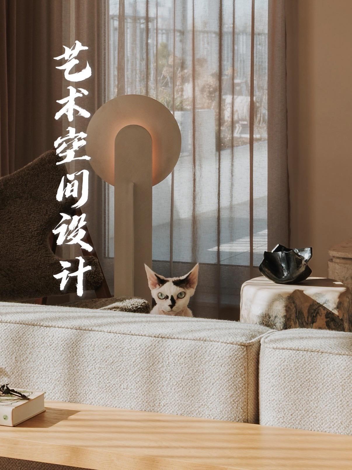 建议收藏 普通人装出高级感的家 在这温暖的屋子里,阳光透过薄纱窗帘,轻轻地照到每个角落。沙