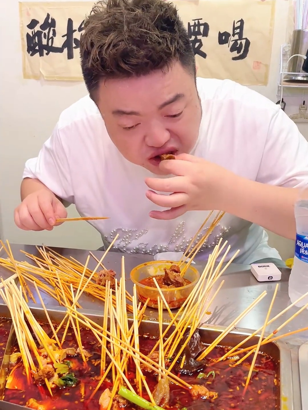 一块钱一串的麻辣烫 仿佛小时候学校门口的味道