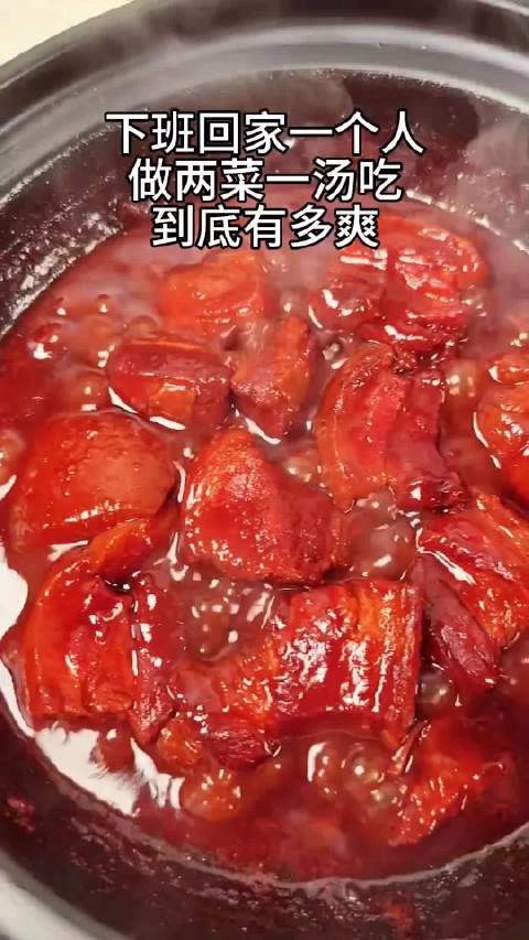 今日份一人食菜单:腐乳红烧肉|尖椒炒鸡|玉米排骨汤