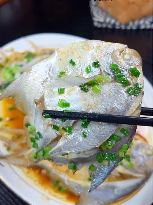 注意看,把鲳鱼放进开水里烫一下,将为您解锁温州最原始的葱油鲳鱼做法 温州美食