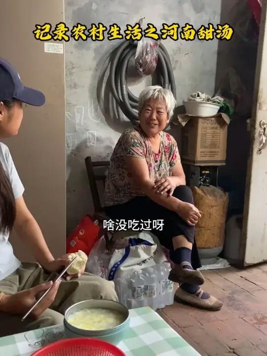 雪哈哈记录农村生活:下雨天善良奶奶挽留 一碗河南甜汤就是中