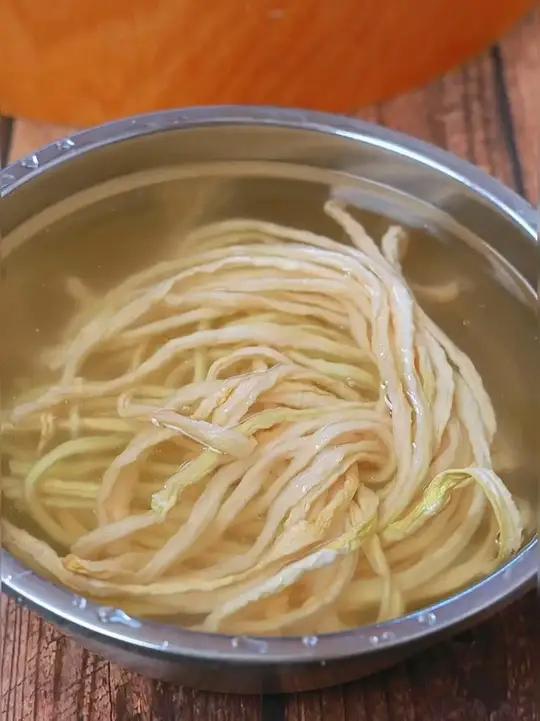 很好吃的一道农家下饭菜,萝卜干炒五花肉,做法简单,超级下饭