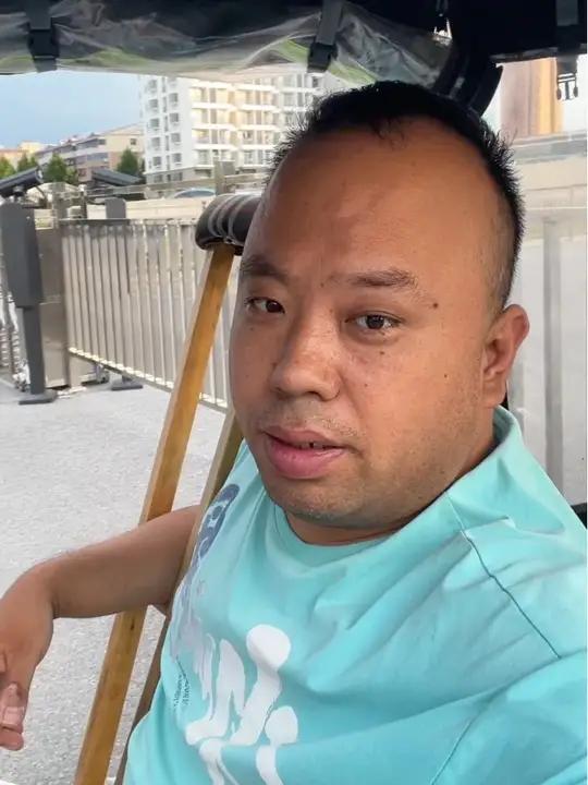 万君六点半到焦作,我提前半个多小时来火车南广场等她。我左顾右盼还是没有等到她,原来是高铁晚