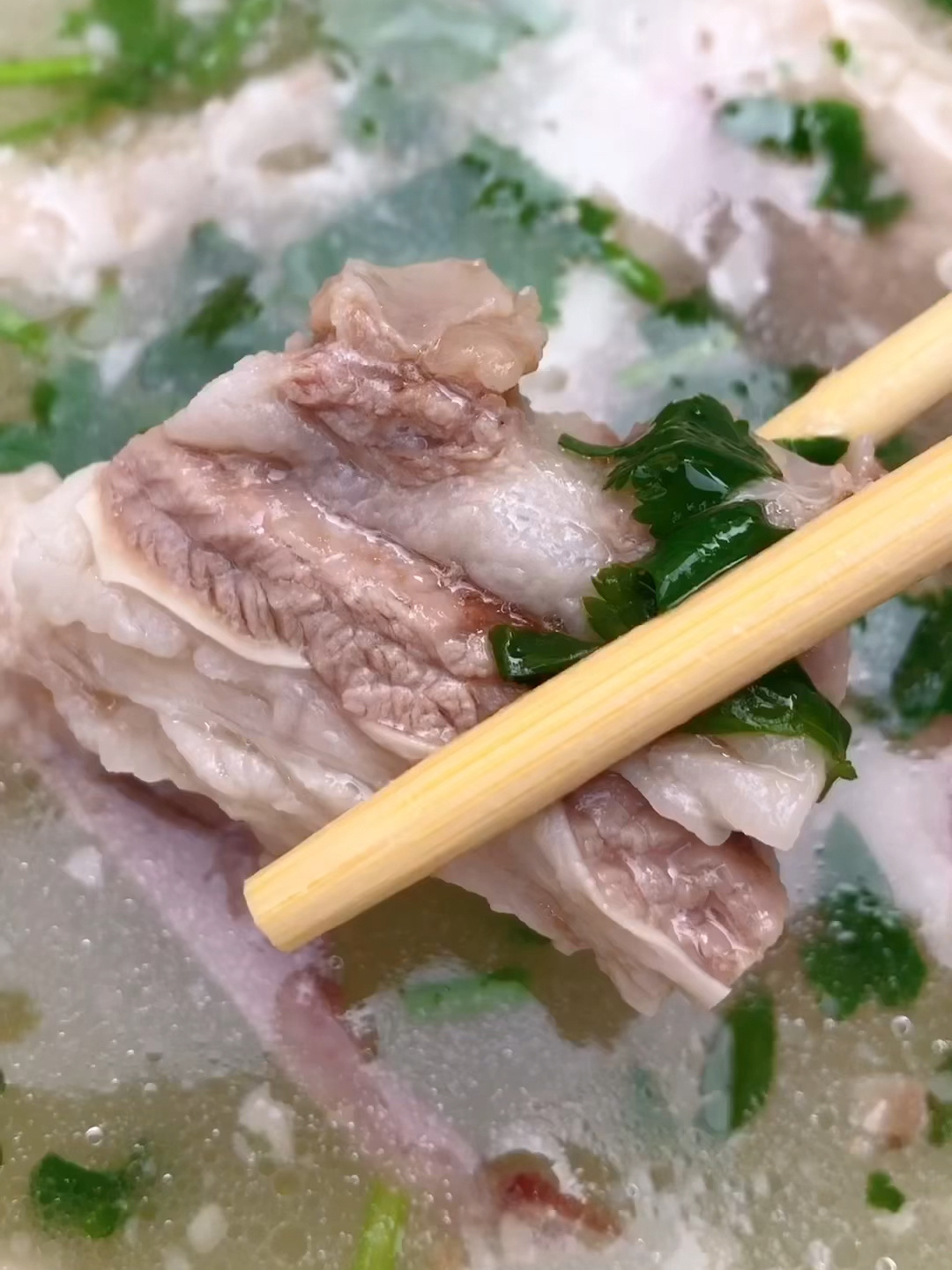 开封羊肉汤的天花板,汤质清纯,肉软烂鲜香!
