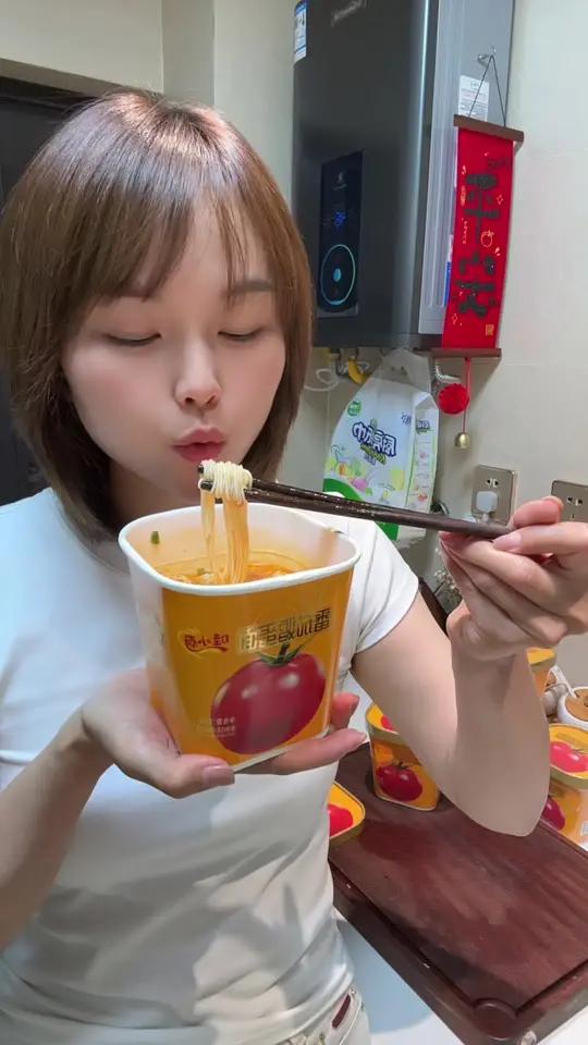 能喝汤的番茄鸡蛋速食面 真材实料能看见鸡蛋番茄的即食面,浓郁的番茄汤底面条软乎乎的就像是现