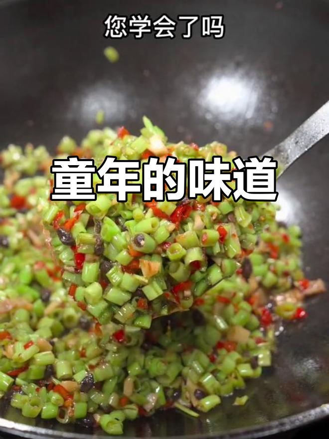 夏日童年味,辣炒空心菜梗,香辣开胃,拌饭最佳