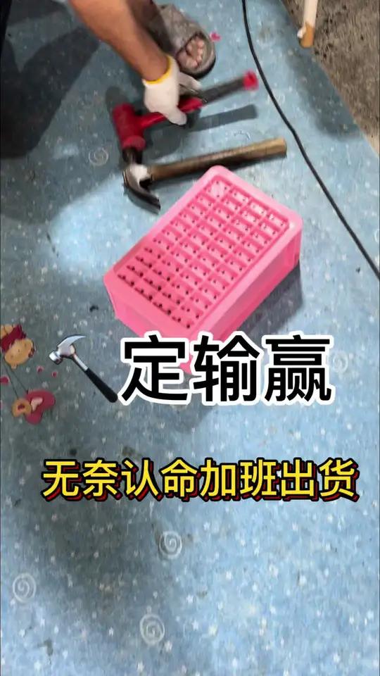  暴力对赌!一锤定输赢,100块 or 加班?主播说这箱子绝对锤不烂?老板直接赌100块!