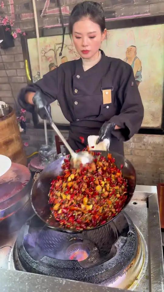 四川眉山辣子鸡 四川眉山东坡十碗菜,这位女厨师带来的菜品是眉山辣子鸡