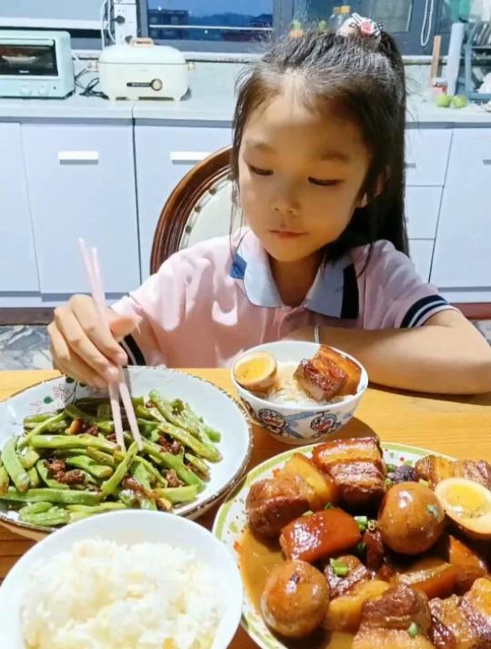 一家三口的晚餐,红烧肉、干煸四季豆
