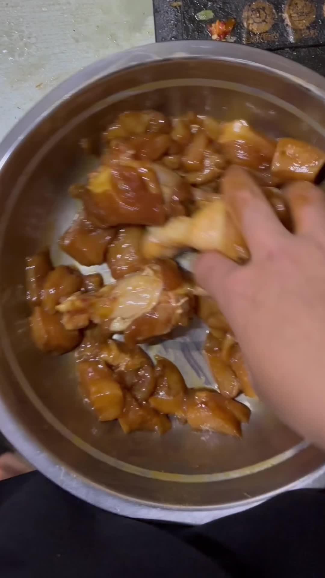 在外面厌倦了就回来吧,我给你炸鸡腿吃