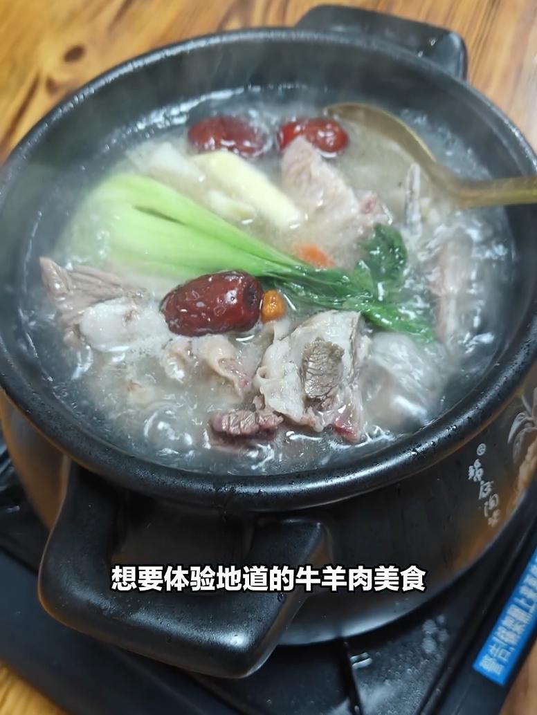 不愧是益膳坊牛羊肉泡馍馆,环境干净整洁,服务热情周到。这里的双人套餐只要52元,包含主食3