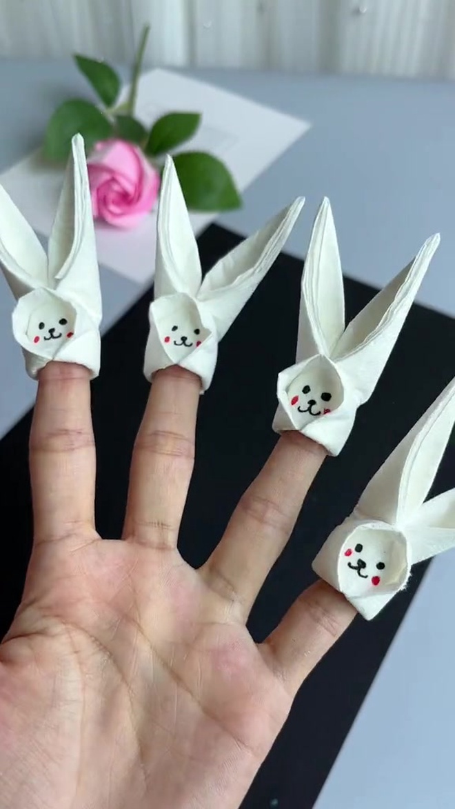 用纸巾叠几个可以套在手指上的小兔子