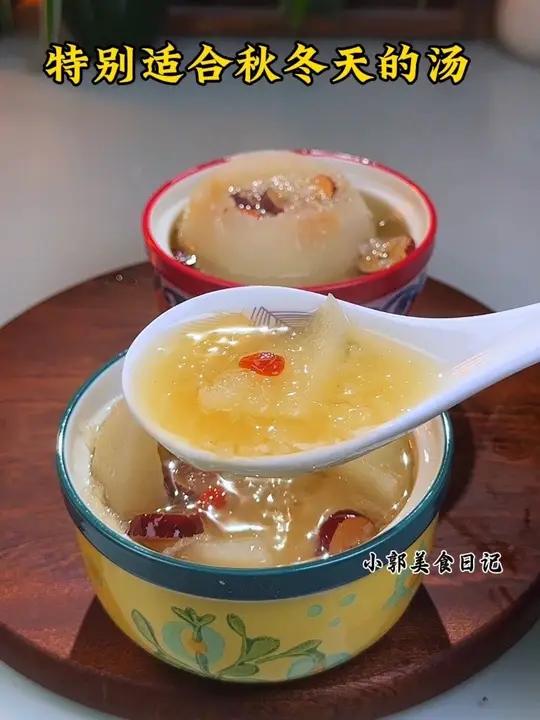 秋冬换季干燥嗓子很容易不舒服，可以试试这个银耳雪梨汤