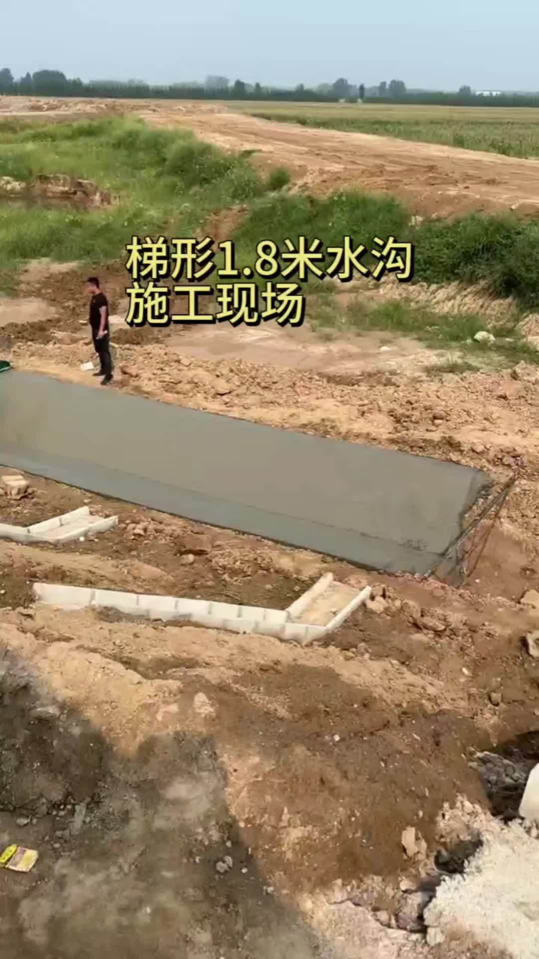 1.8米水沟滑膜机施工现场 水沟滑膜机 水渠成型机 高标准农田灌溉渠 路沿石滑膜机 全自动