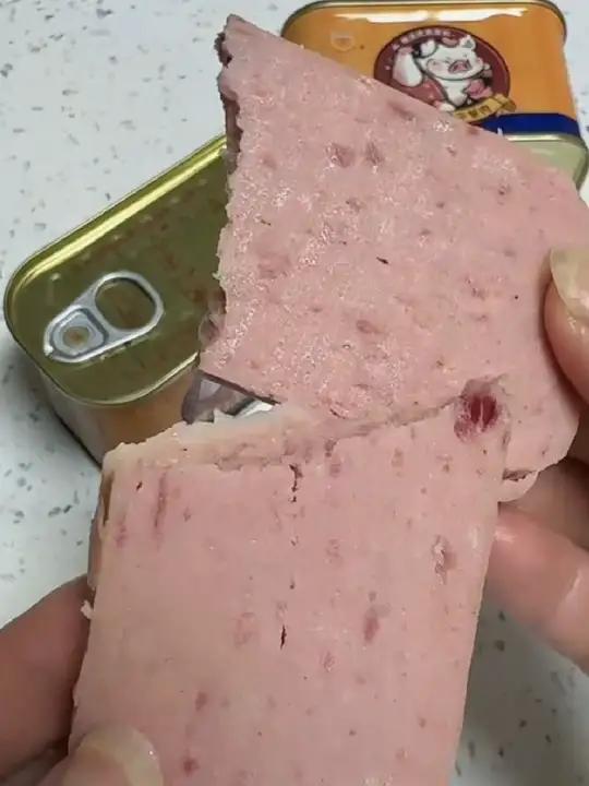 梅林午餐肉大颗肉粒,肉香十足,真的很好吃!