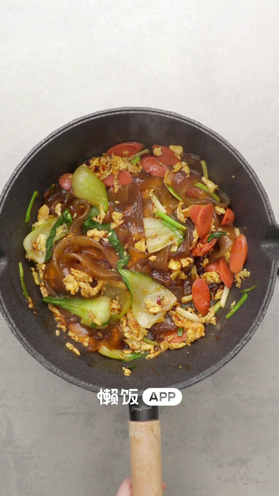 美食武汉 英雄城市先锋有我「夜市炒宽粉」在夜市中最爱炒宽粉,这道炒宽粉,原材料简单,但味道